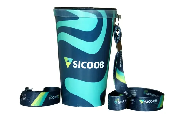 Copo Label do Sicoob em azul e verde, com cordão da marca