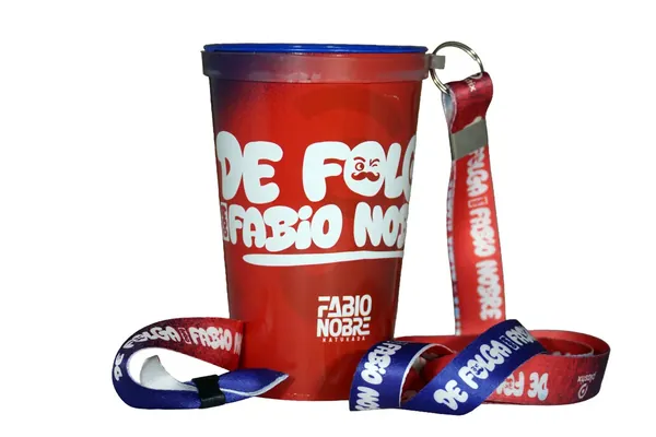 Copo Label vermelho de festa de aniversário com cordão combinando