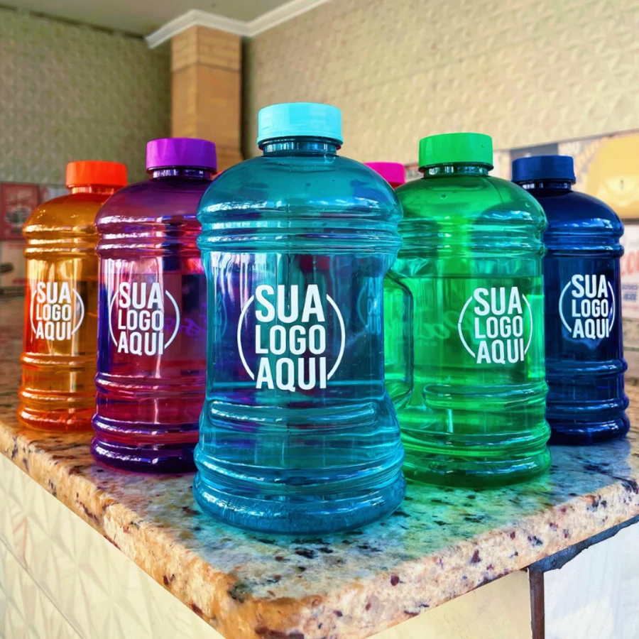 Prateleira com Galões Fit em várias cores, todos com a arte "Sua logo aqui"