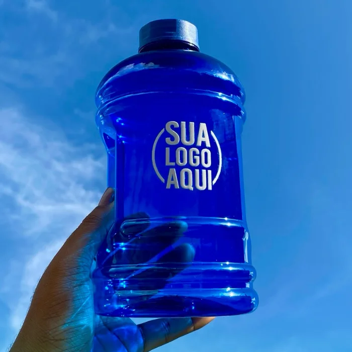 Galão Fit azul erguido contra o céu, com a arte "Sua logo aqui"