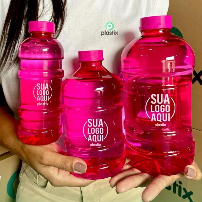 Três Galões Fit pink e vermelho com a logo da Plastix