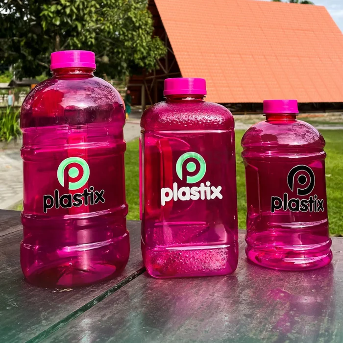 Três Galões Fit pink de tamanhos diferentes com a logo da Plastix