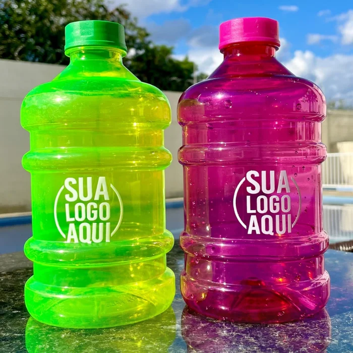 Galão Fit verde-limão e Galão Fit pink com a arte "Sua logo aqui"