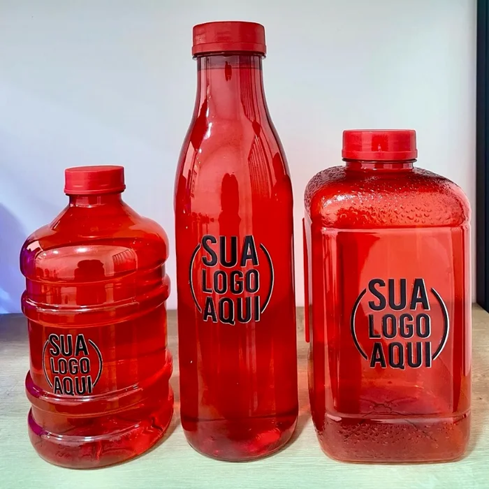 Três formatos de Galão Fit vermelho lado a lado com a arte "Sua logo aqui"