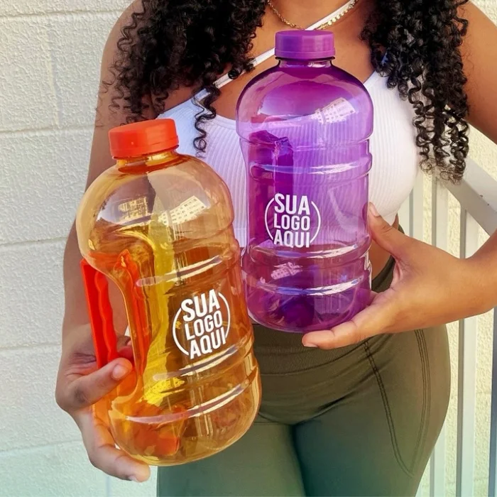 Galão Fit roxo e Galão Fit laranja com a arte "Sua logo aqui"
