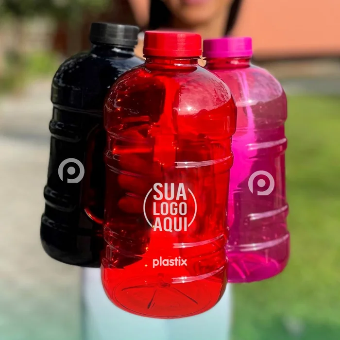 Três Galões Fit preto, vermelho e pink com a logo da Plastix