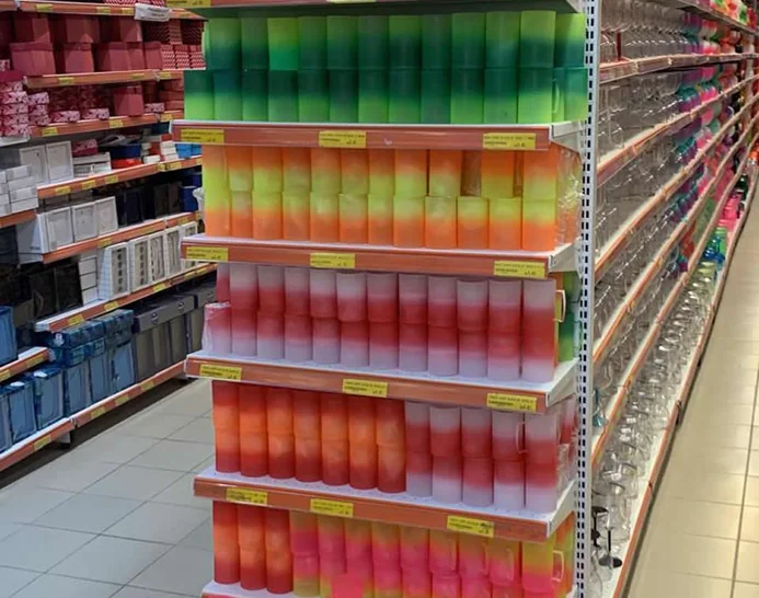 Copos e taças coloridos da Plastix nas prateleiras